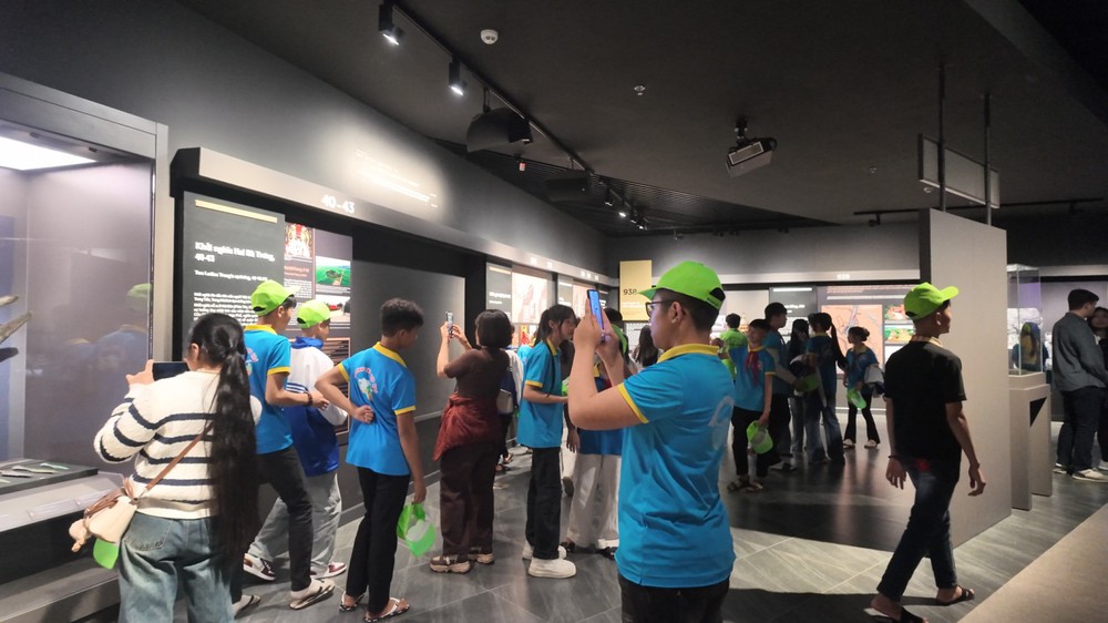 Đông đảo thanh thiếu niên, chiến sĩ trẻ háo hức tìm hiểu lịch sử hào hùng nhân kỷ niệm 81 năm Ngày thành lập Quân đội Nhân dân Việt Nam (22-12-1944 / 22-12-2025) - Ảnh 3.