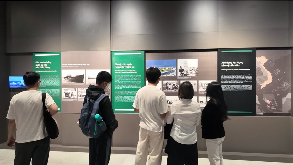 Đông đảo thanh thiếu niên, chiến sĩ trẻ háo hức tìm hiểu lịch sử hào hùng nhân kỷ niệm 81 năm Ngày thành lập Quân đội Nhân dân Việt Nam (22-12-1944 / 22-12-2025) - Ảnh 4.