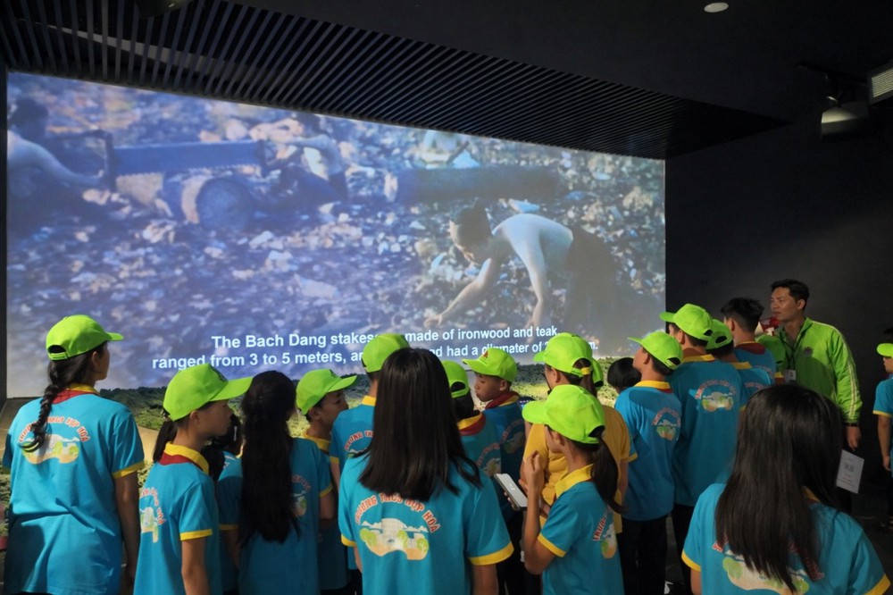 Đông đảo thanh thiếu niên, chiến sĩ trẻ háo hức tìm hiểu lịch sử hào hùng nhân kỷ niệm 81 năm Ngày thành lập Quân đội Nhân dân Việt Nam (22-12-1944 / 22-12-2025) - Ảnh 5.