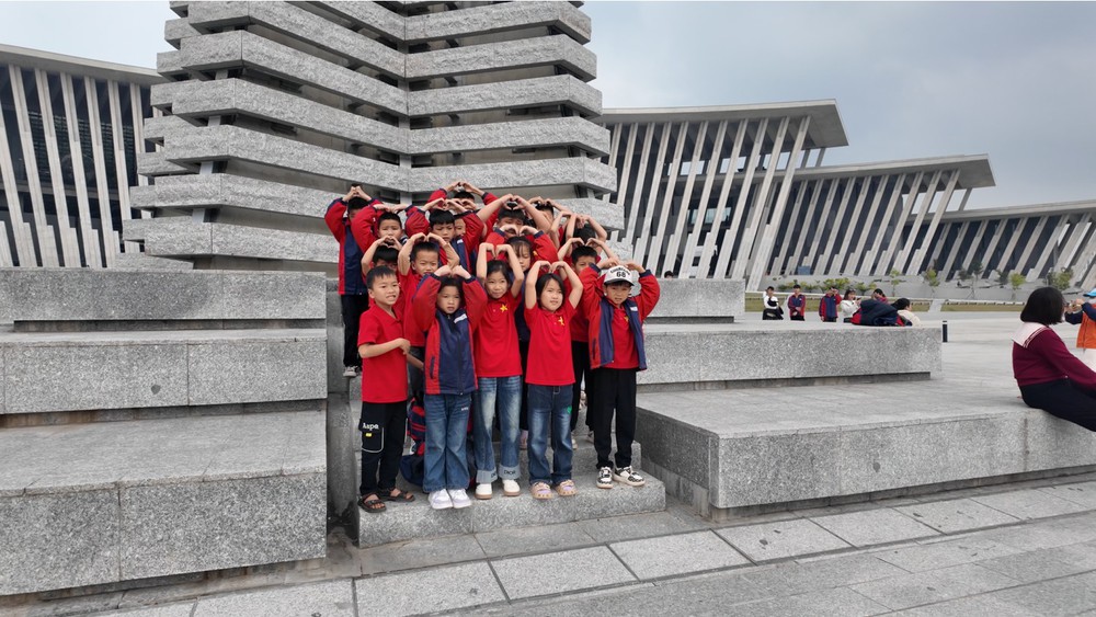 Đông đảo thanh thiếu niên, chiến sĩ trẻ háo hức tìm hiểu lịch sử hào hùng nhân kỷ niệm 81 năm Ngày thành lập Quân đội Nhân dân Việt Nam (22-12-1944 / 22-12-2025) - Ảnh 6.