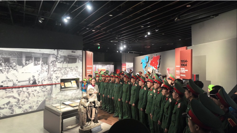 Đông đảo thanh thiếu niên, chiến sĩ trẻ háo hức tìm hiểu lịch sử hào hùng nhân kỷ niệm 81 năm Ngày thành lập Quân đội Nhân dân Việt Nam (22-12-1944 / 22-12-2025) - Ảnh 7.