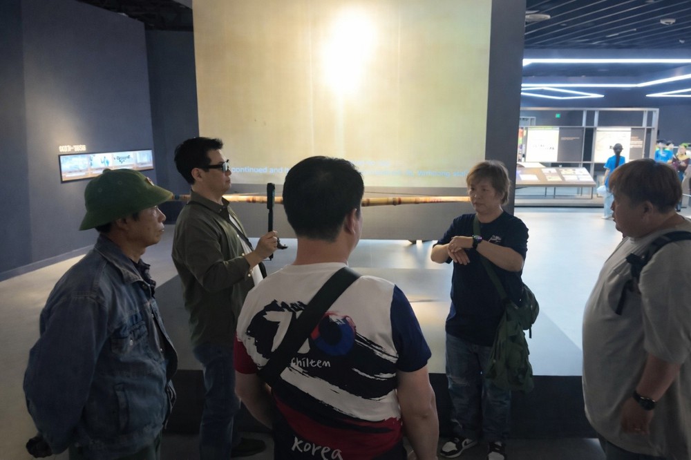 Đông đảo thanh thiếu niên, chiến sĩ trẻ háo hức tìm hiểu lịch sử hào hùng nhân kỷ niệm 81 năm Ngày thành lập Quân đội Nhân dân Việt Nam (22-12-1944 / 22-12-2025) - Ảnh 9.