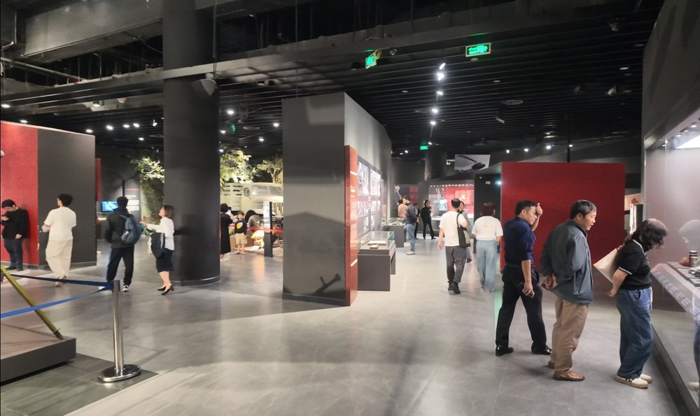 Đông đảo thanh thiếu niên, chiến sĩ trẻ háo hức tìm hiểu lịch sử hào hùng nhân kỷ niệm 81 năm Ngày thành lập Quân đội Nhân dân Việt Nam (22-12-1944 / 22-12-2025) - Ảnh 10.