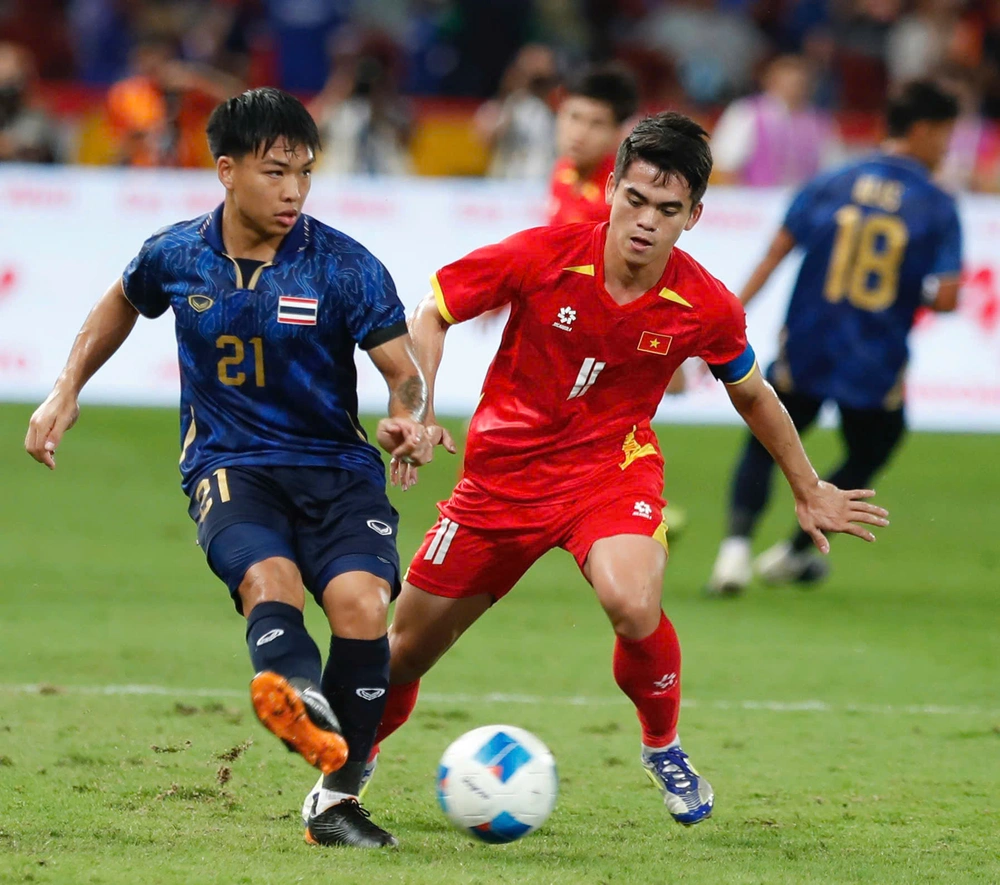 Tin nóng bóng đá Việt Nam hôm nay 22/12: Hợp đồng của VFF với HLV Kim Sang-sik còn tới năm 2027; AFC sắp xử Malaysia thua đội tuyển Việt Nam - Ảnh 3.