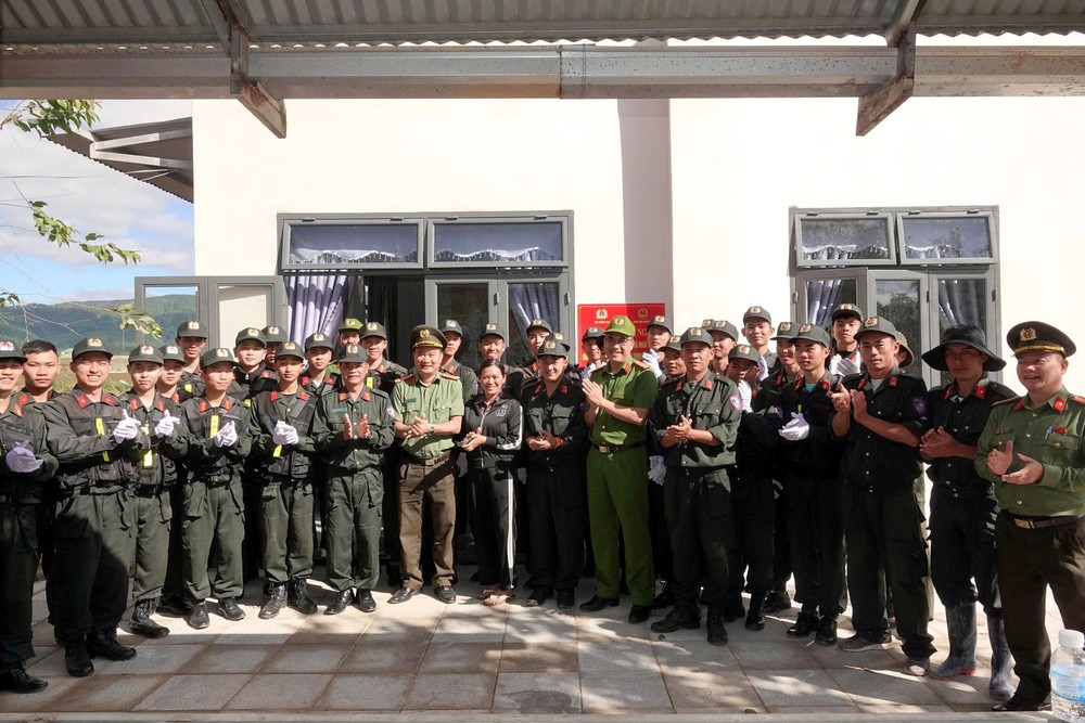 Lâm Đồng: Khánh thành căn nhà đầu tiên trong “Chiến dịch Quang Trung” - Ảnh 3.