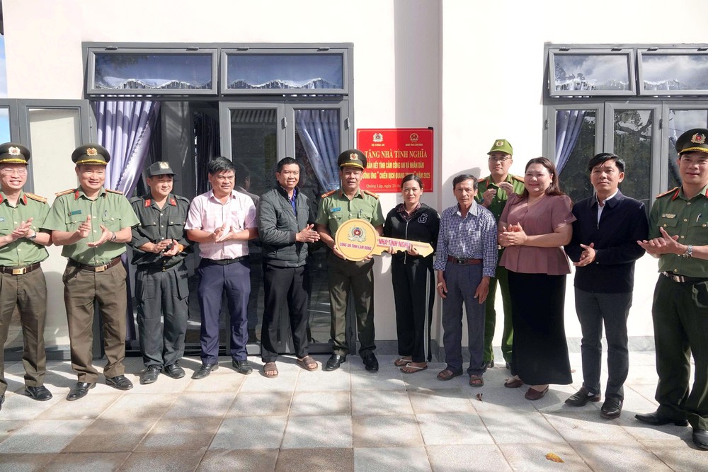 Lâm Đồng: Khánh thành căn nhà đầu tiên trong “Chiến dịch Quang Trung” - Ảnh 2.