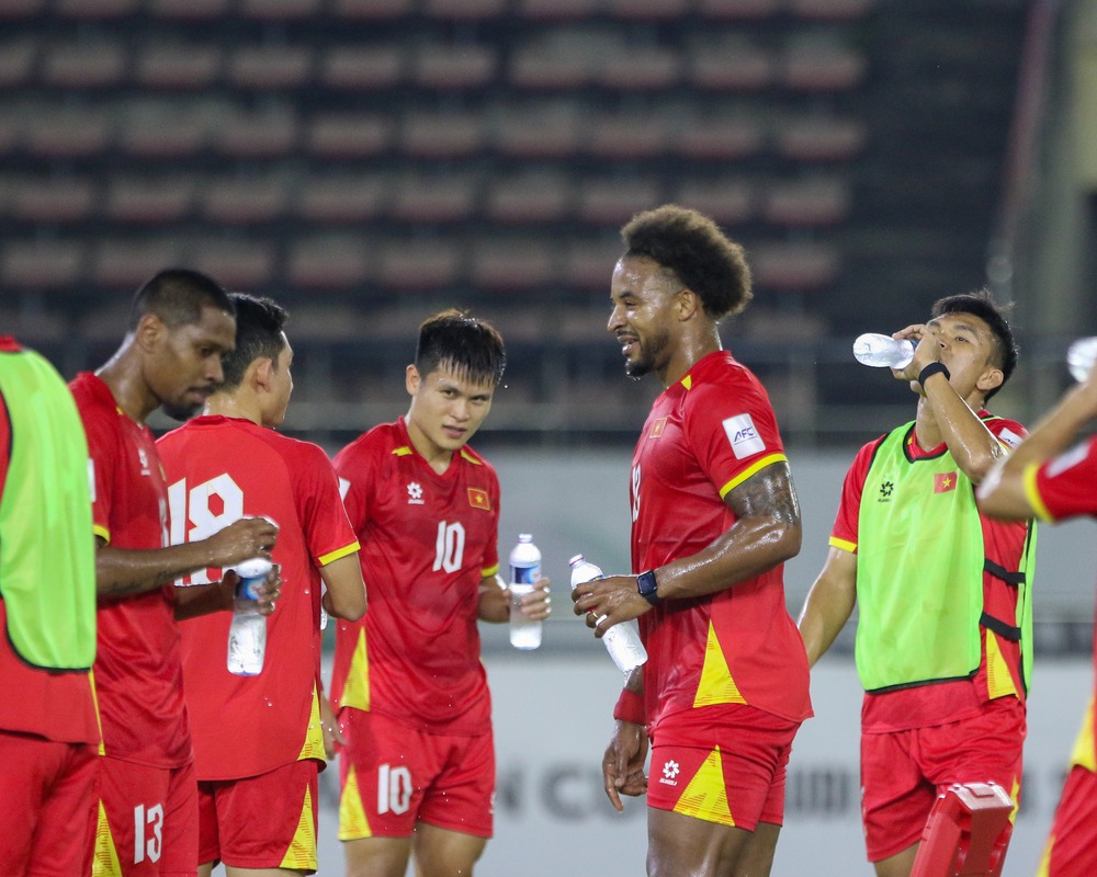 ĐT Việt Nam 'thăng hạng thần tốc' trên BXH FIFA, Malaysia lao dốc - Ảnh 2.