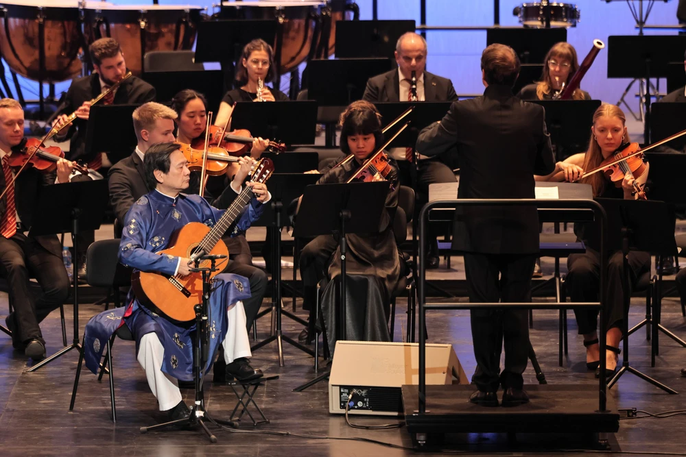 GS, nhạc sĩ, nghệ sĩ Đặng Ngọc Long và nhạc trưởng Philip Amelung cùng Dàn nhạc Giao hưởng học thuật Tubingen biểu diễn"Tổ khúc Kiều".