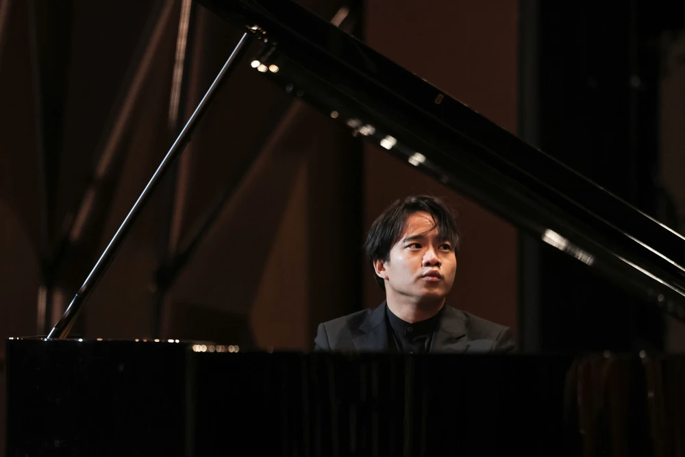 Nghệ sĩ piano Nguyễn Việt Trung biểu diễn tại chương trình