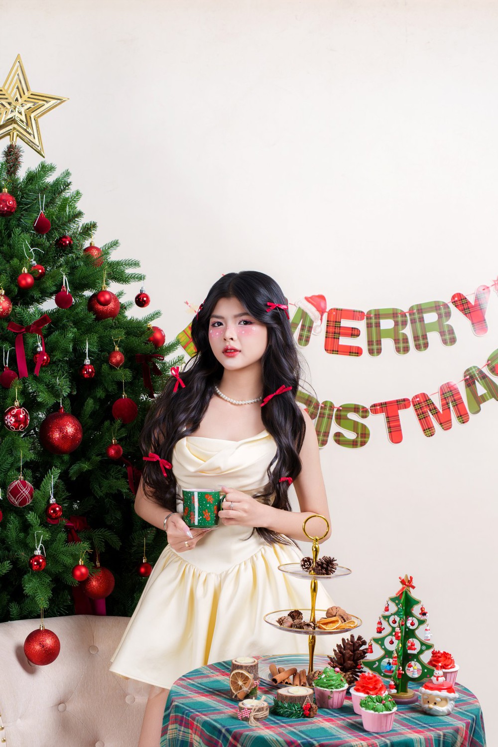 Quỳnh Anh rạng rỡ trong bộ hình chào đón Giáng Sinh 2025 - Ảnh 5.