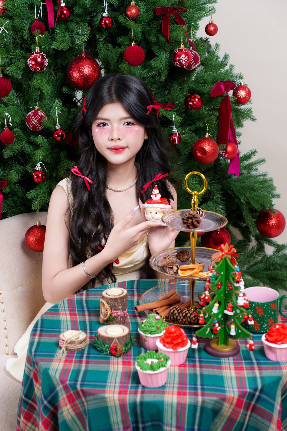 Quỳnh Anh rạng rỡ trong bộ hình chào đón Giáng Sinh 2025 - Ảnh 4.