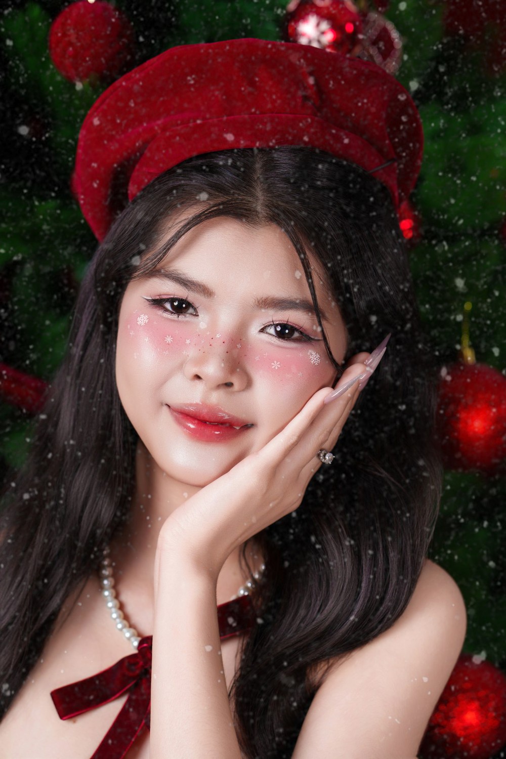 Quỳnh Anh rạng rỡ trong bộ hình chào đón Giáng Sinh 2025 - Ảnh 1.