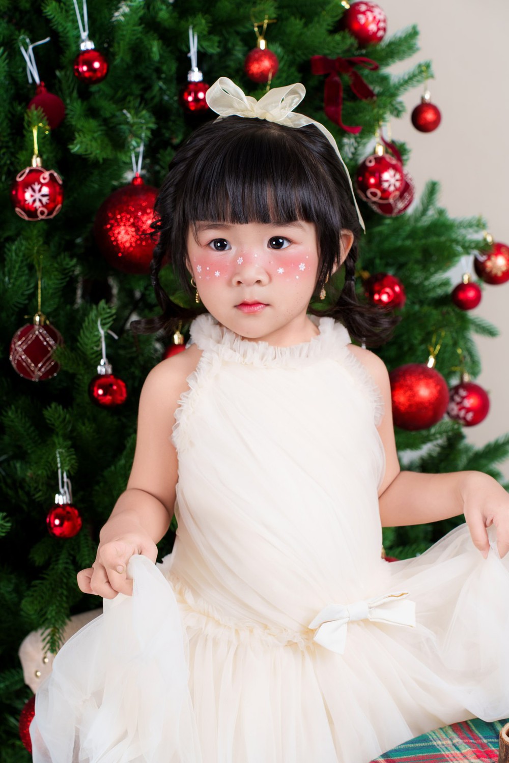 Người mẫu nhí Tú Uyên đáng yêu trong bộ hình chào đón Giáng Sinh 2025 - Ảnh 2.