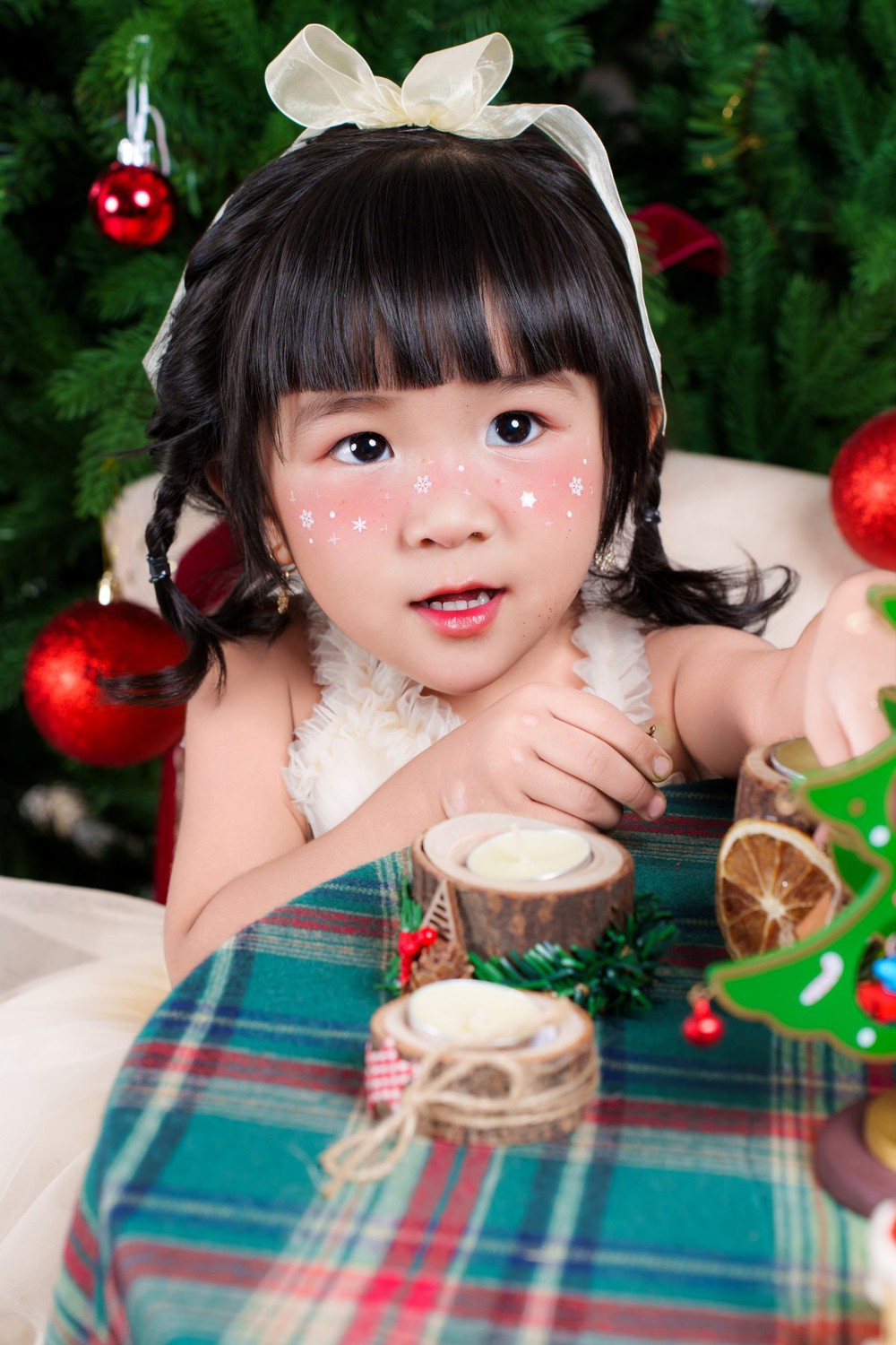 Người mẫu nhí Tú Uyên đáng yêu trong bộ hình chào đón Giáng Sinh 2025 - Ảnh 1.