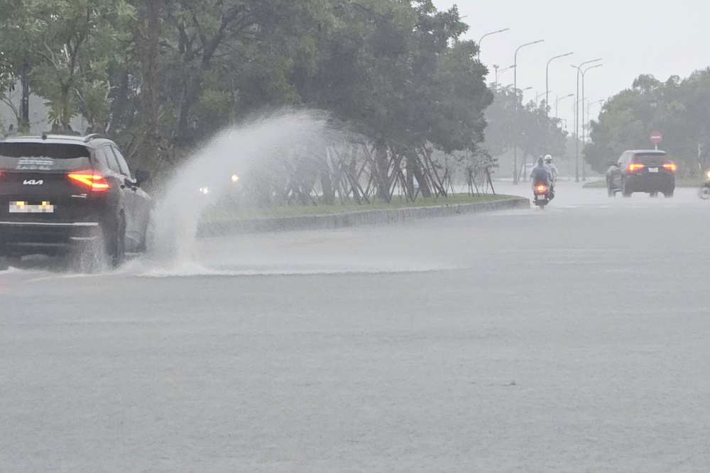 Dự báo thời tiết ngày 23/12: Từ Huế đến Quảng Ngãi có mưa vừa, mưa to - Ảnh 1.