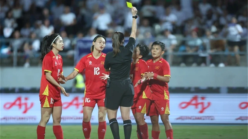 Nữ trọng tài người Lào bắt oan trận ĐT nữ Việt Nam đối diện án phạt, có thể làm đồng nghiệp vạ lây - Ảnh 2.