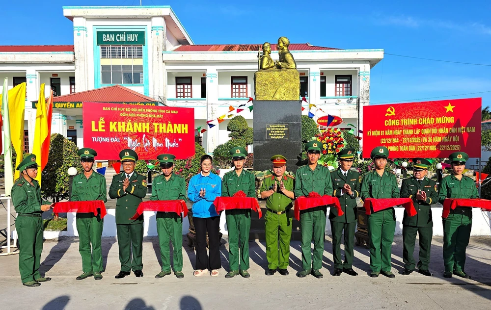 Khánh thành tượng đài "Bác Hồ với chiến sĩ Biên phòng" - Ảnh 1.
