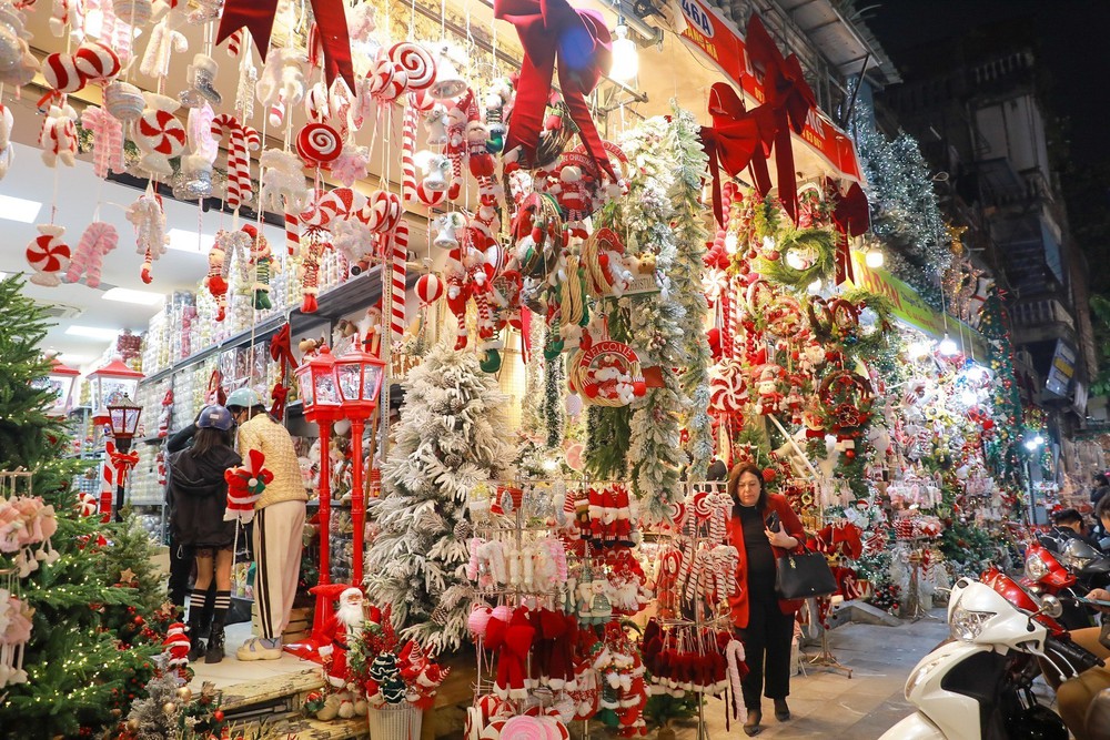 Thị trường Noel 2025: Đa dạng chủng loại, mặt hàng, cây thông hút khách - Ảnh 6.