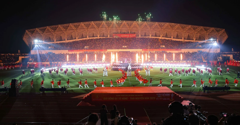 Sôi động giải bóng đá trên SVĐ hơn 500 tỷ đồng vừa khánh thành tại Thái Nguyên - Ảnh 1.