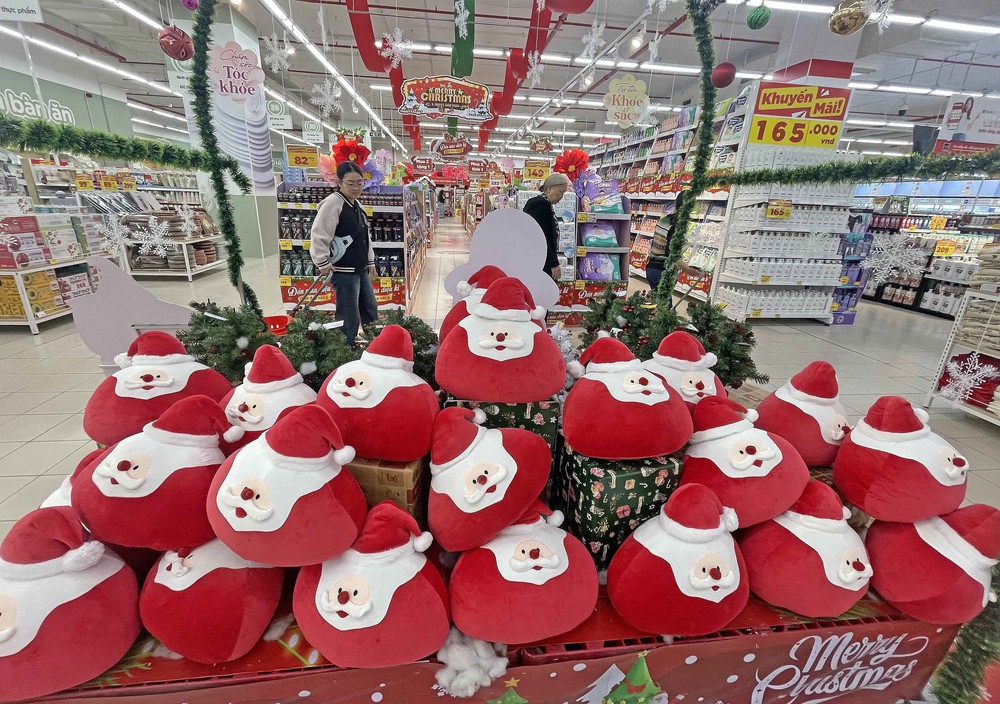 Thị trường Noel 2025: Đa dạng chủng loại, mặt hàng, cây thông hút khách - Ảnh 3.