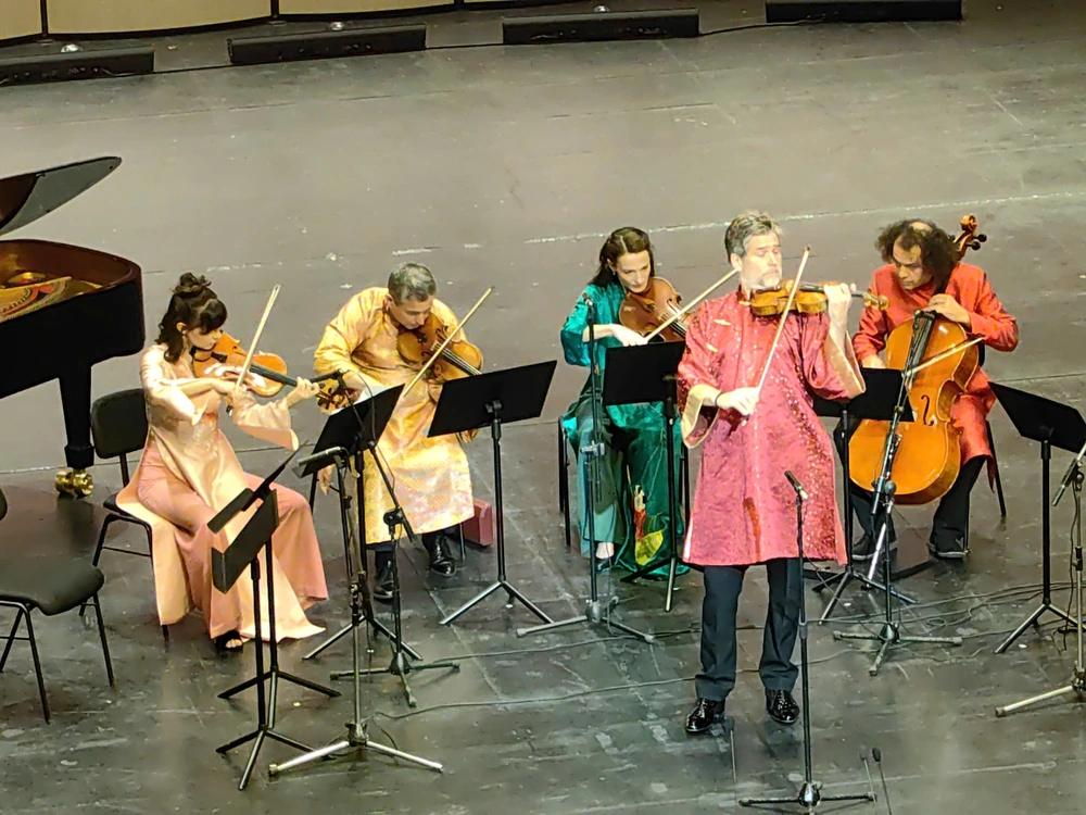 Đêm nhạc Cello Fundamento thứ 10: Dưới Trời Hà Nội, Nhớ Bầu Trời Paris! - Ảnh 1.