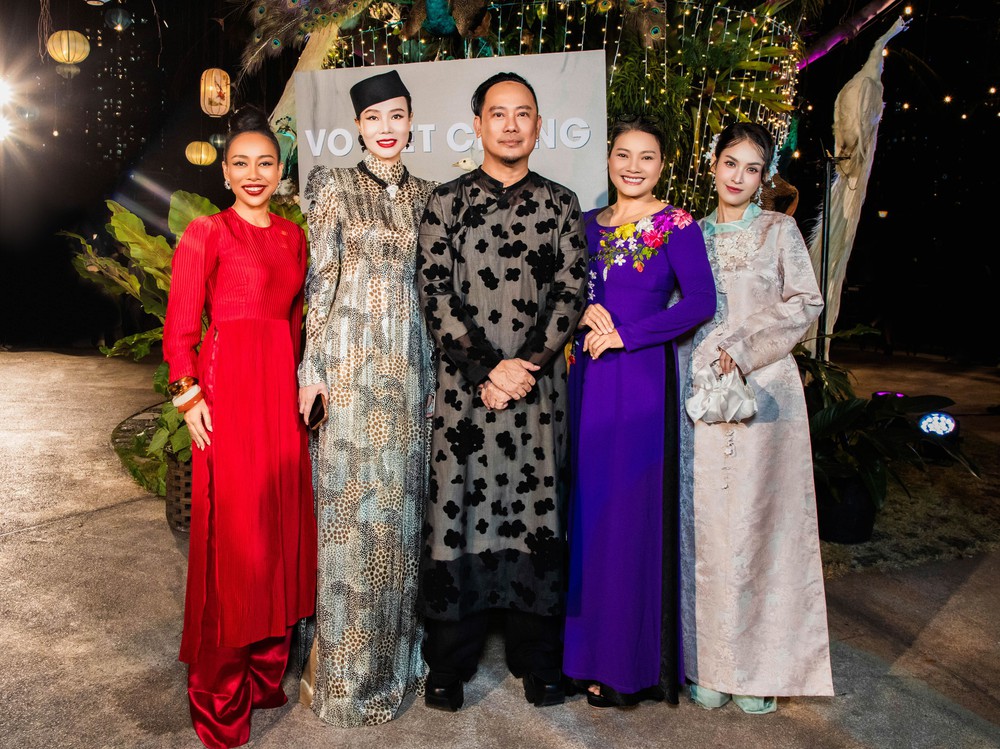 Nghệ sĩ Việt diện áo dài mừng 30 năm làm nghề của NTK Võ Việt Chung - Ảnh 1.