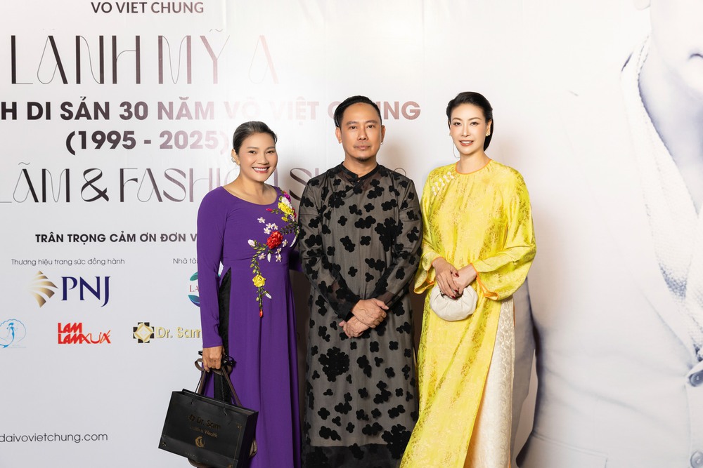 Nghệ sĩ Việt diện áo dài mừng 30 năm làm nghề của NTK Võ Việt Chung - Ảnh 3.