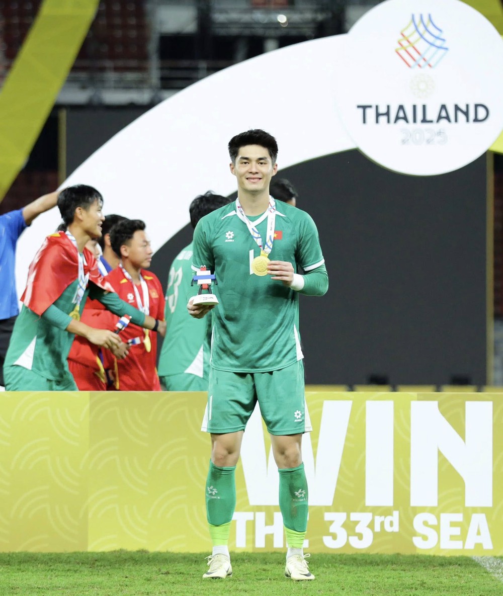 Thủ môn U22 Việt Nam gây sốt mạng xã hội Thái Lan, được bình chọn đẹp trai nhất SEA Games 2025 - Ảnh 3.