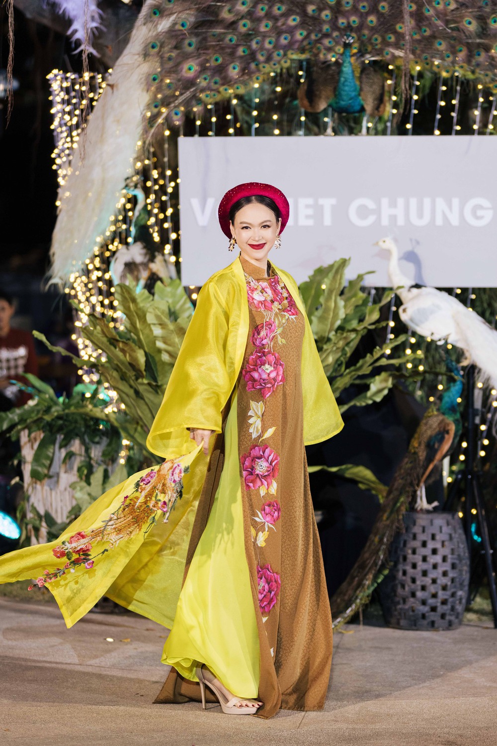 Nghệ sĩ Việt diện áo dài mừng 30 năm làm nghề của NTK Võ Việt Chung - Ảnh 6.