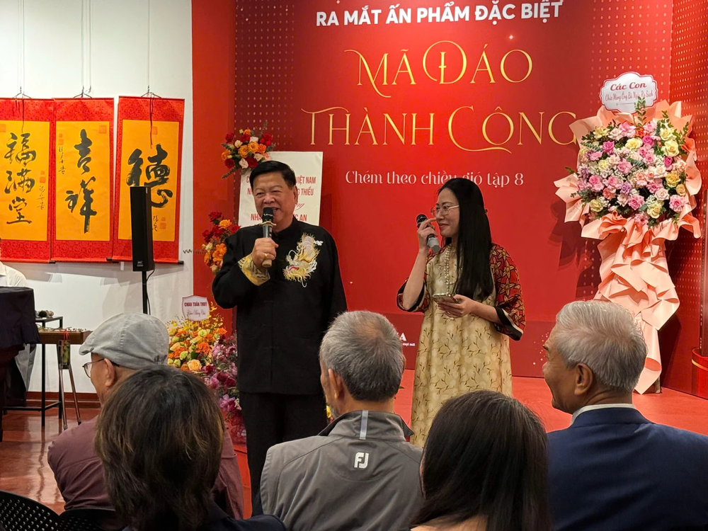 Tác giả Peter Pho (trái) tại sự kiện ra mắt cuốn sách “Mã đáo thành công”