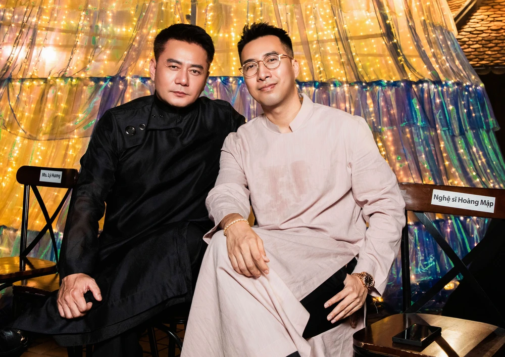 Nghệ sĩ Việt diện áo dài mừng 30 năm làm nghề của NTK Võ Việt Chung - Ảnh 4.