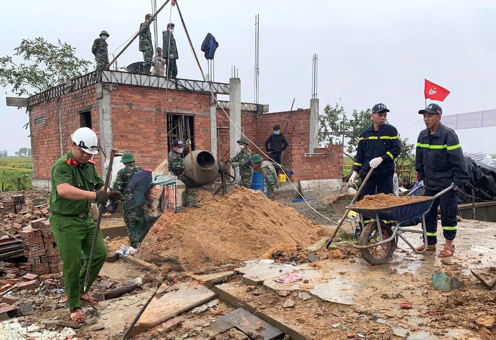 Thủ tướng yêu cầu khắc phục cơ sở hạ tầng, ổn định cuộc sống của nhân dân sau bão lũ tại khu vực Trung Bộ - Ảnh 1.