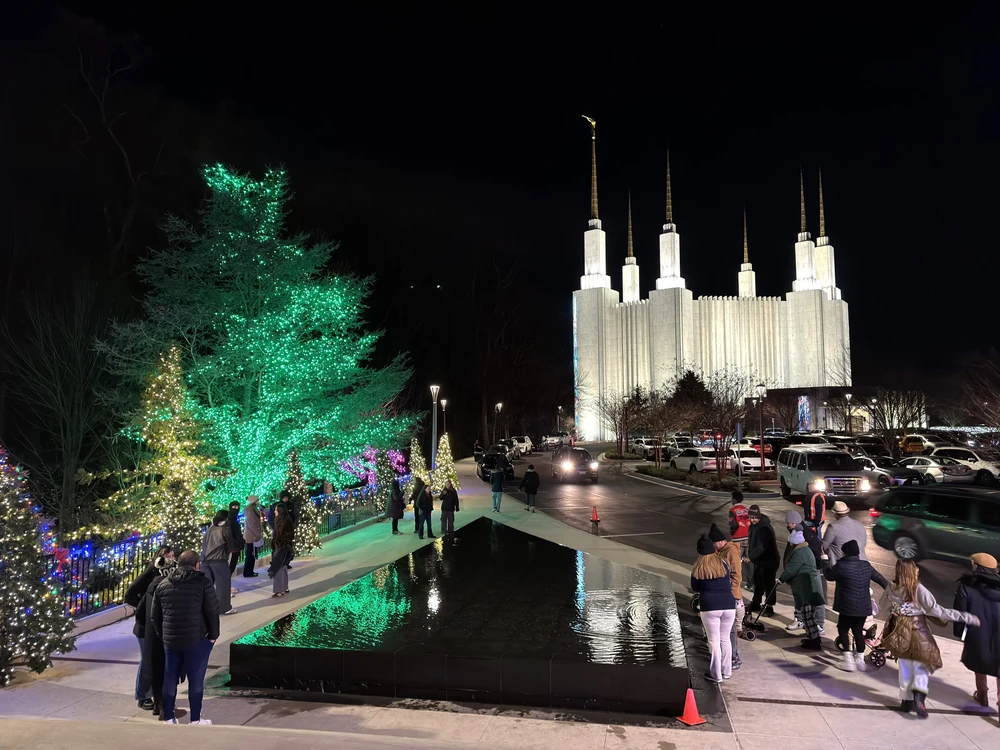 Truyền thống đón Giáng sinh ở các nước trên thế giới - Ảnh 9.