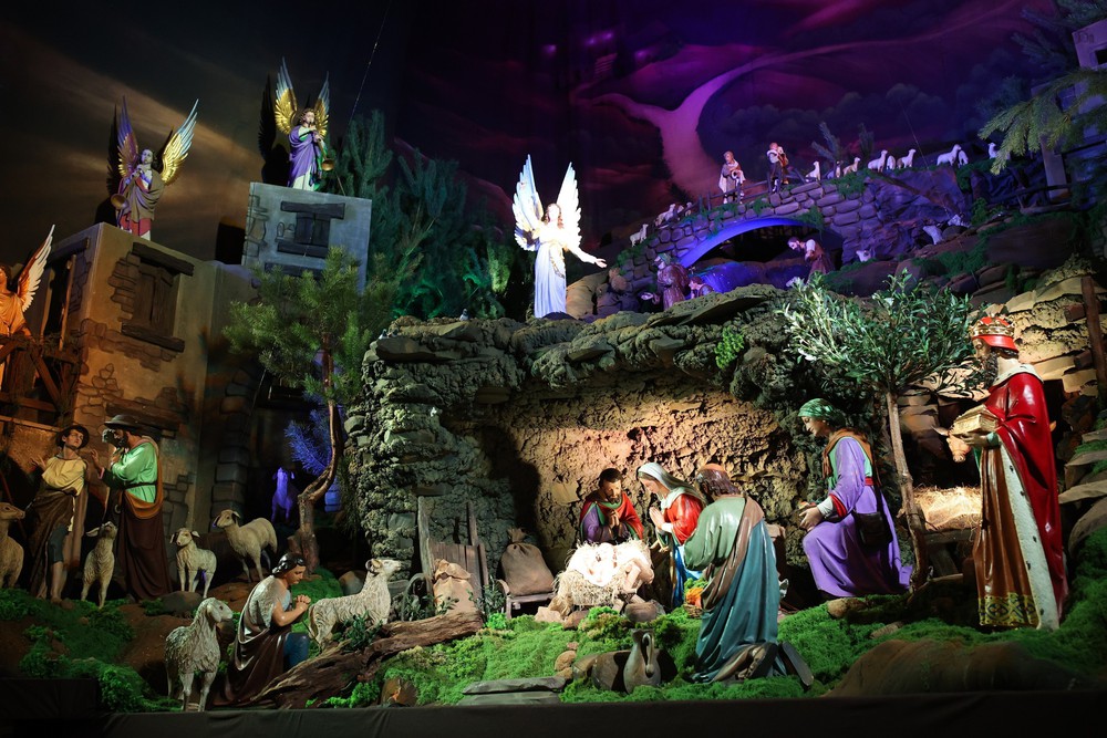 Truyền thống đón Giáng sinh ở các nước trên thế giới - Ảnh 4.