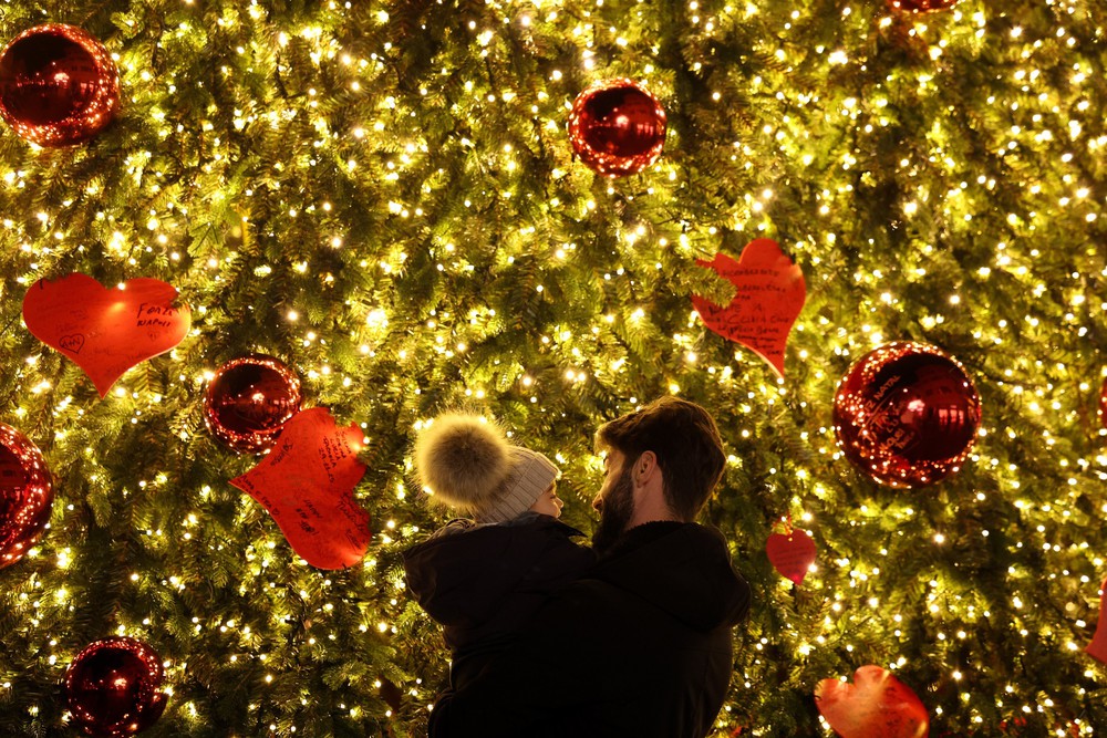 Truyền thống đón Giáng sinh ở các nước trên thế giới - Ảnh 3.