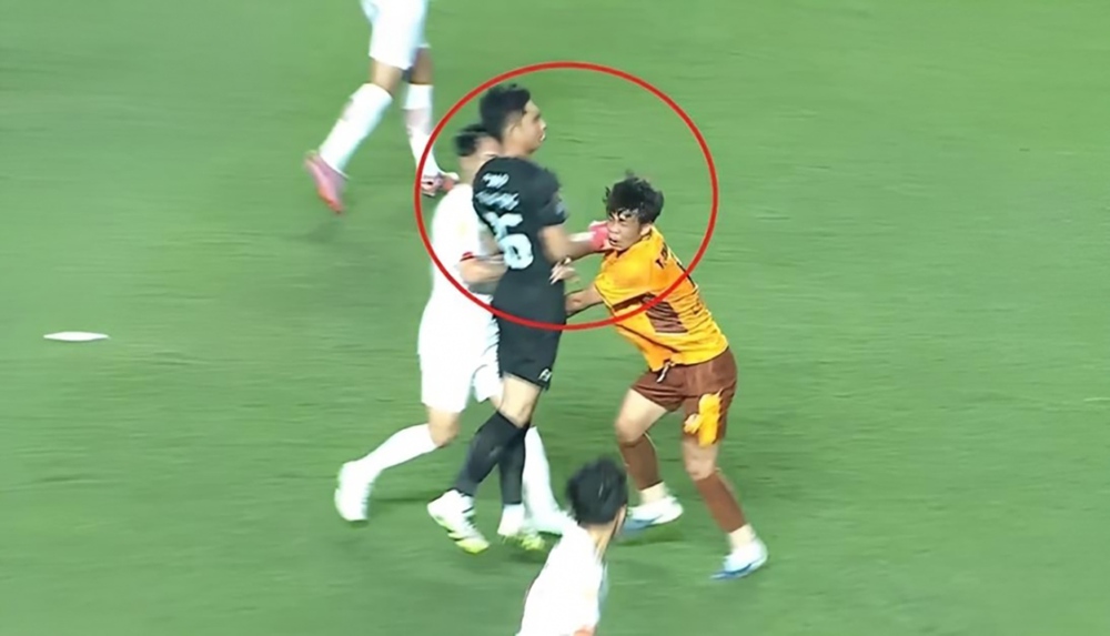 Thủ môn Viettel phạm lỗi thô bạo, khiến đội nhà đánh rơi chiến thắng trước HAGL ở Cúp Tứ hùng - Ảnh 2.