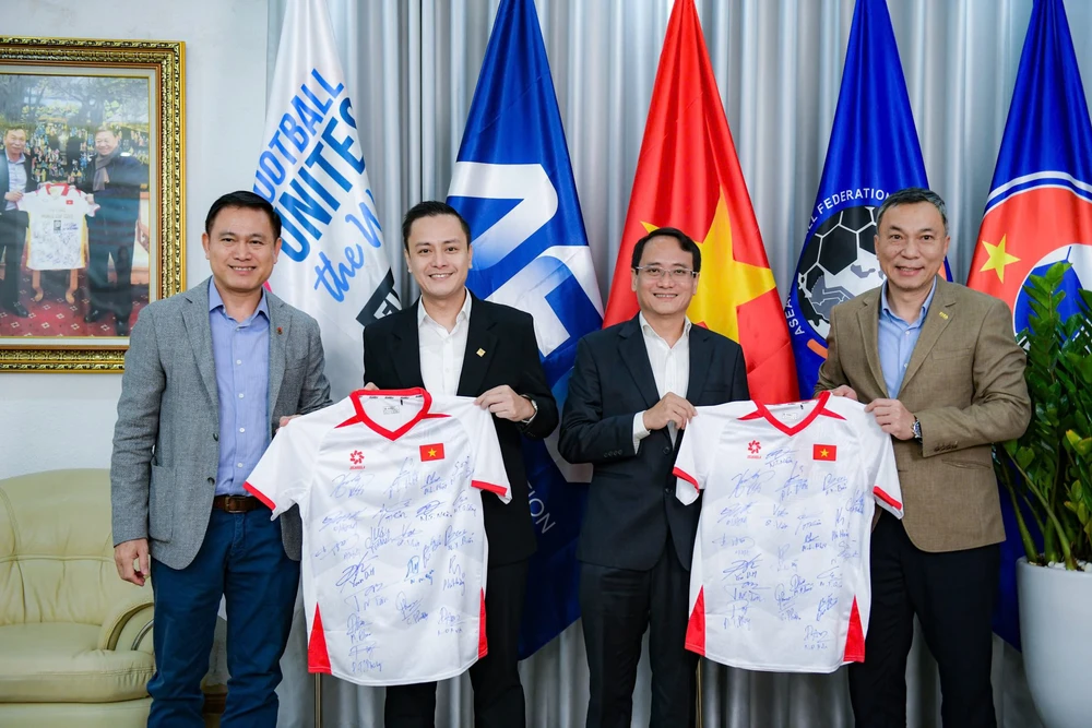 HLV Kim Sang Sik nhận tấm HCV SEA Games ‘đặc biệt’ - Ảnh 1.