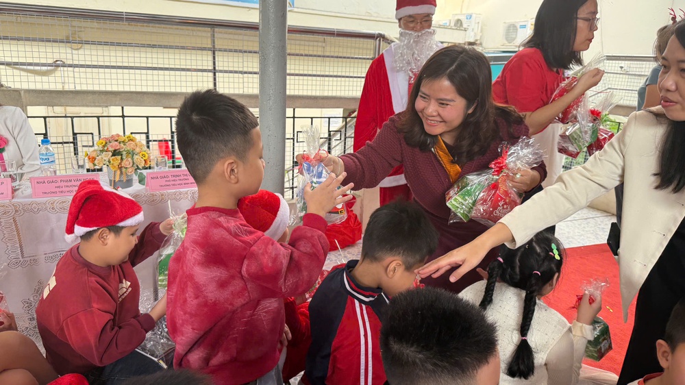 Giáng sinh diệu kỳ ở trường TH Bình Minh: Nơi yêu thương chắp cánh cho những nụ cười tỏa sáng - Ảnh 5.