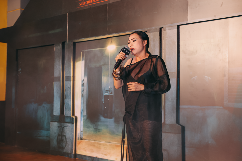 Phương Thanh hát live trên thảm đỏ ra mắt phim “Nhà hai chủ” - Ảnh 1.