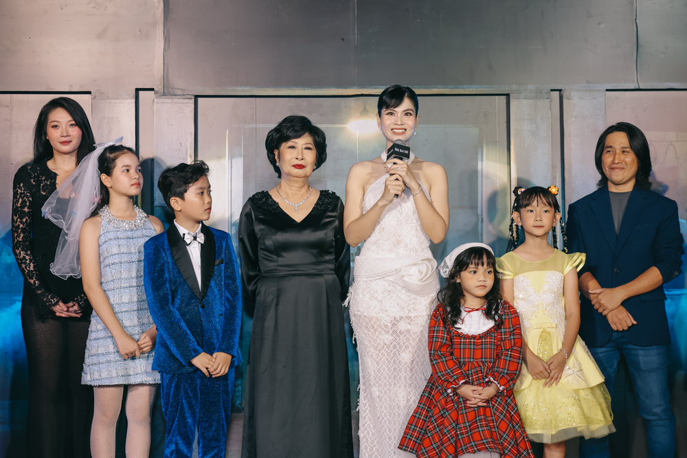 Phương Thanh hát live trên thảm đỏ ra mắt phim “Nhà hai chủ” - Ảnh 2.