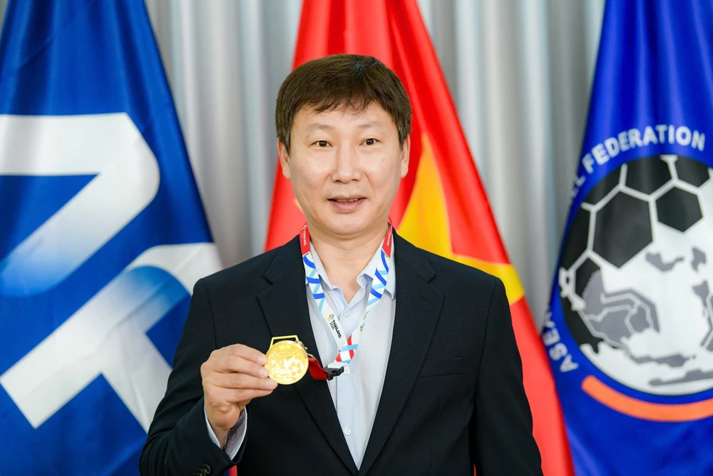 HLV Kim Sang Sik nhận tấm HCV SEA Games ‘đặc biệt’ - Ảnh 2.