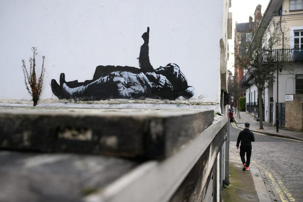 Bức tranh tường kỳ lạ của Banksy "sưởi ấm" mùa Giáng sinh - Ảnh 1.