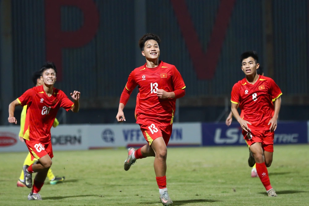 Bóng lăn trên bàn phím: CĐV ủng hộ quan điểm phát triển lứa U17 của VFF - Ảnh 1. Bóng lăn trên bàn phím: CĐV ủng hộ quan điểm phát triển lứa U17 của VFF - Ảnh 1.