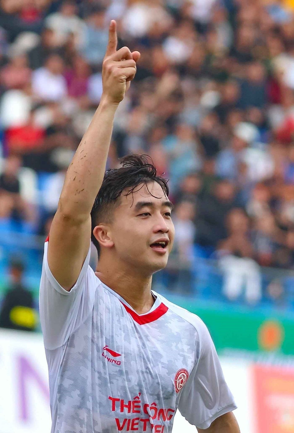 Thủ môn Viettel phạm lỗi thô bạo, khiến đội nhà đánh rơi chiến thắng trước HAGL ở Cúp Tứ hùng - Ảnh 1.
