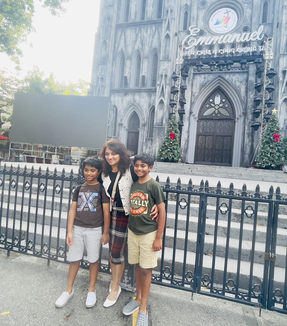 Giáng sinh 2025: Hà Nội rộn ràng trong ánh sáng và sự ấm áp - Ảnh 4.