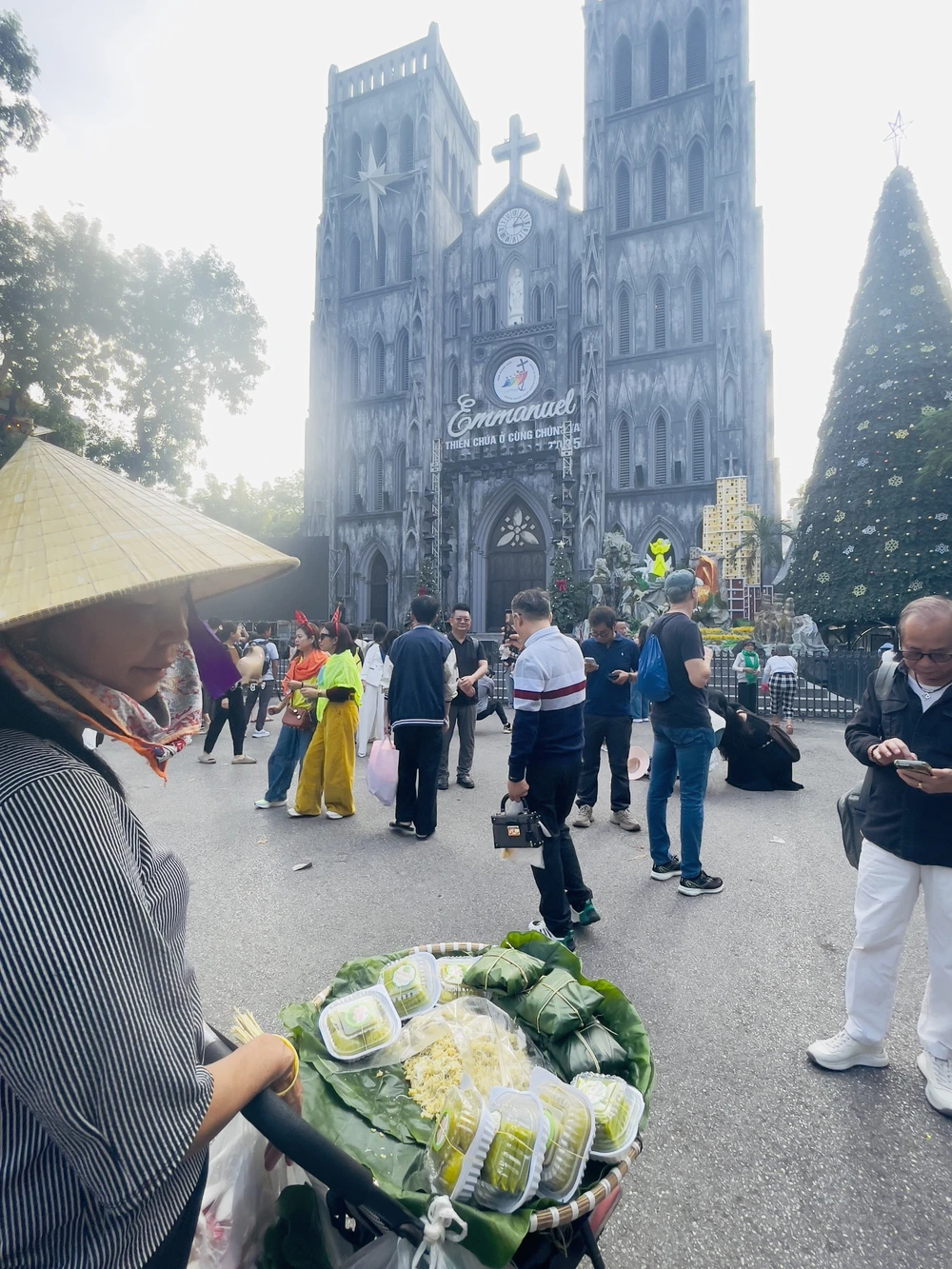 Giáng sinh 2025: Hà Nội rộn ràng trong ánh sáng và sự ấm áp - Ảnh 5.