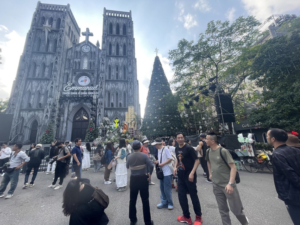 Giáng sinh 2025: Hà Nội rộn ràng trong ánh sáng và sự ấm áp - Ảnh 3.