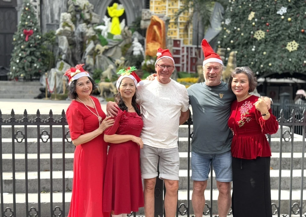 Du khách nước ngoài vui mừng đón lễ Giáng sinh tại Hà Nội - Ảnh 2.