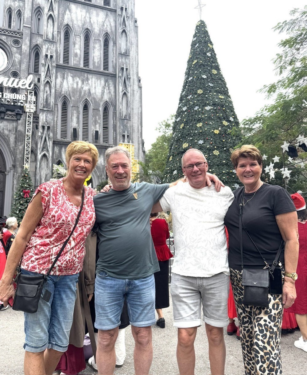 Du khách nước ngoài vui mừng đón lễ Giáng sinh tại Hà Nội - Ảnh 3.