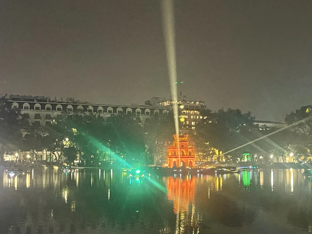 Giáng sinh 2025: Hà Nội rộn ràng trong ánh sáng và sự ấm áp - Ảnh 2.